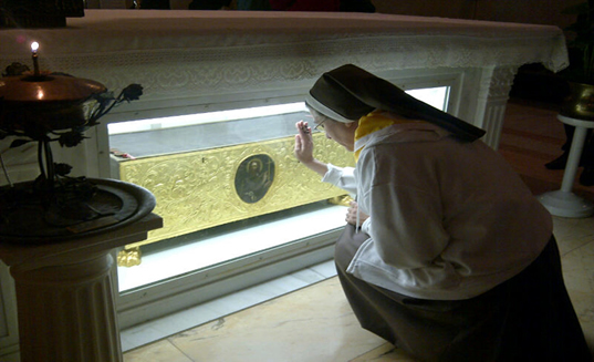 Mother Adela  before the Remains of St. Thomas the Apostle